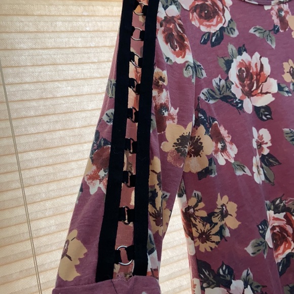 Hopely purple floral top in size M - Picture 2 of 5